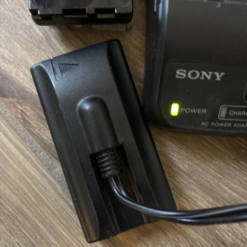 Sony AC Power Adapter / Battery Charger / PSU Power Supply (AC-V16A) & Battery
